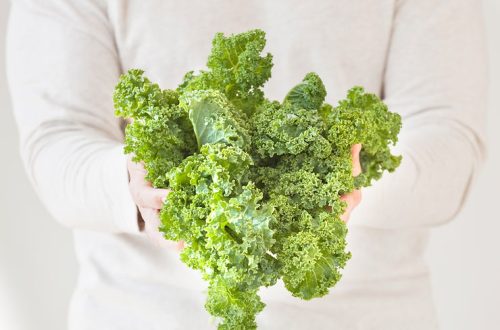 pregnant-woman-with-kale
